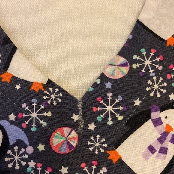 Zoe & Chloe Scrub Top Preowned Medium Penguins Winter Snowflakes - Picture 4 of 10